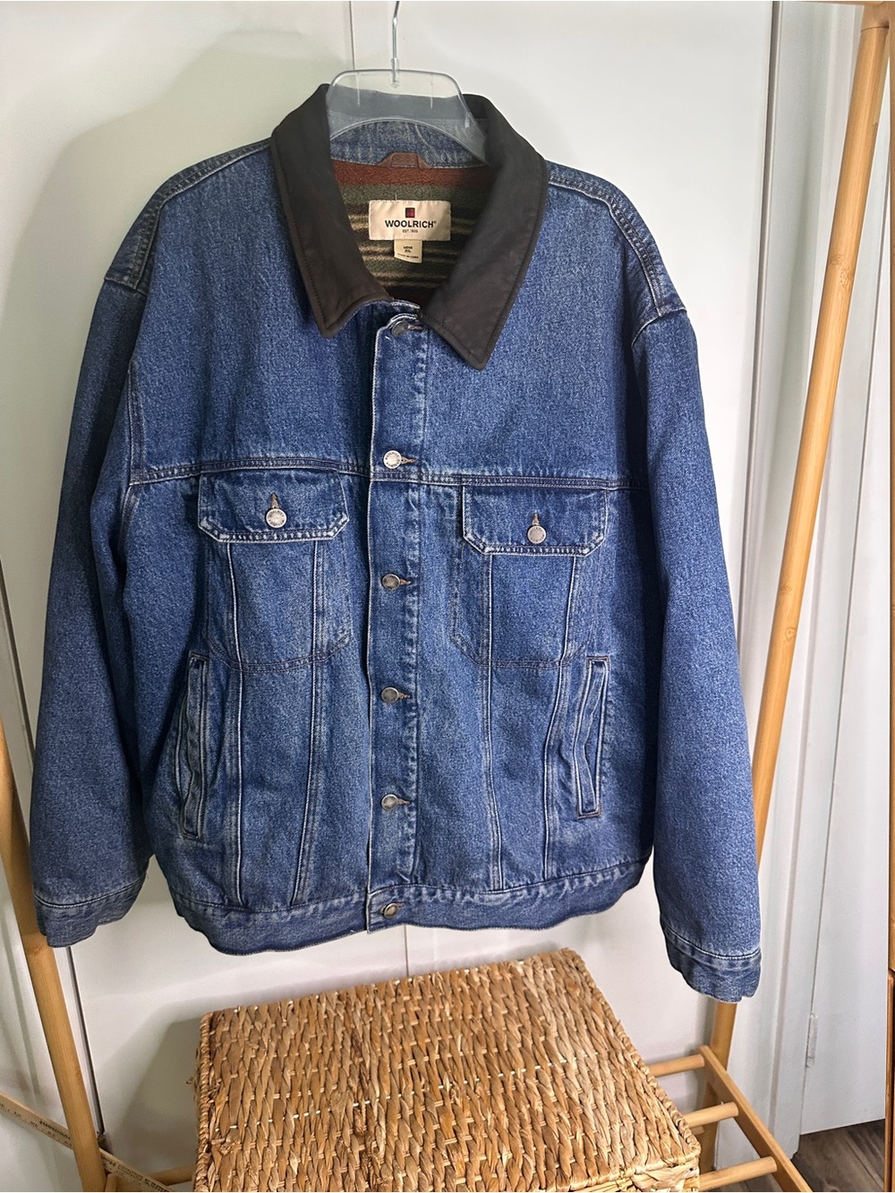 Woolrich Men's Blue Denim Jacket with Black Collar Accents vintage
